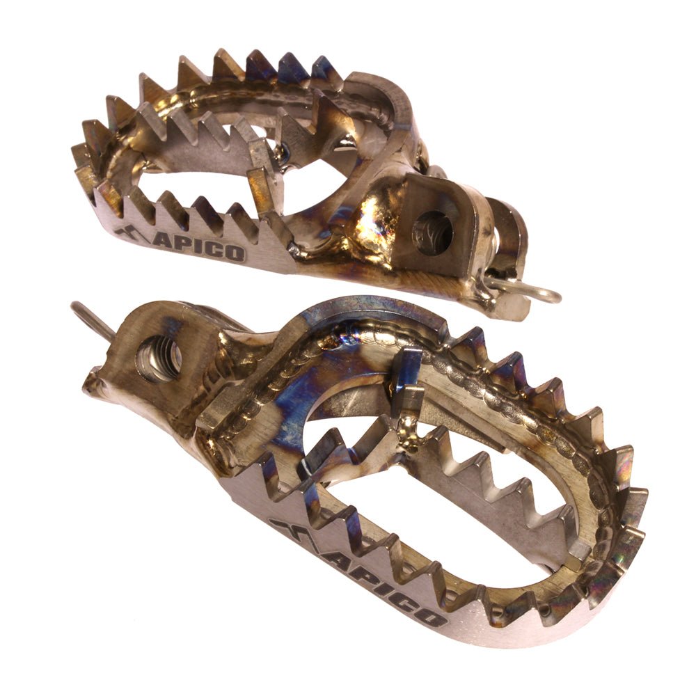 APICO FOOT PEG TITANIUM KTM/HUSKY SX/TC50 - 65>23, SX/SX - F/TC/FC >15, EXC/EXC - F/TE/FE>16 (BETA/SHER/GAS>23) TI (R) - ACE Race Shop